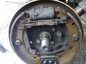 Замена колодок Рено Логан: как поменять задние и передние тормозные колодки