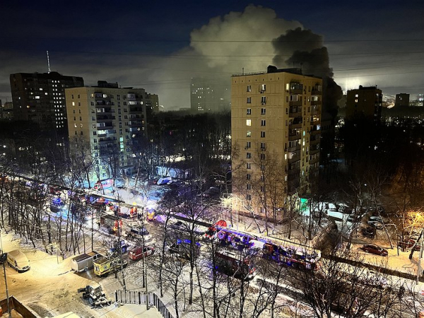 Из-за пожара в одном из домов перекрыт Красностуденческий проезд в Москве