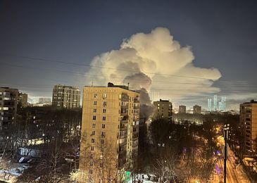 Из-за пожара в одном из домов перекрыт Красностуденческий проезд в Москве