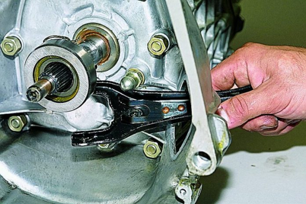 Как поставить вилку сцепления не снимая коробки