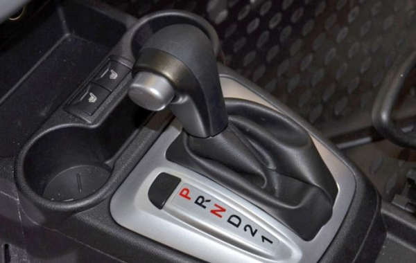 Машина не едет при включении передачи: механика и автомат