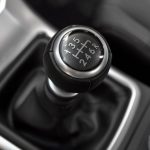 Машина не едет при включении передачи: механика и автомат