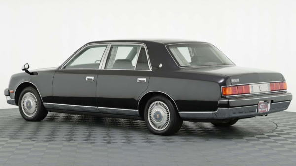 На аукционе продается роскошный Toyota Century с мощным V12 