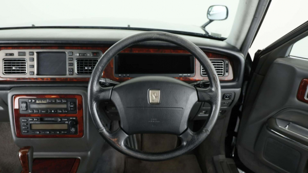 На аукционе продается роскошный Toyota Century с мощным V12 