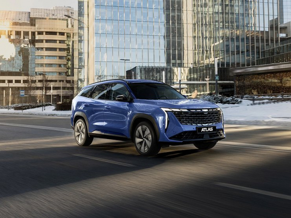 Новый Geely Atlas появился в автосалонах, но забрать его пока нельзя
