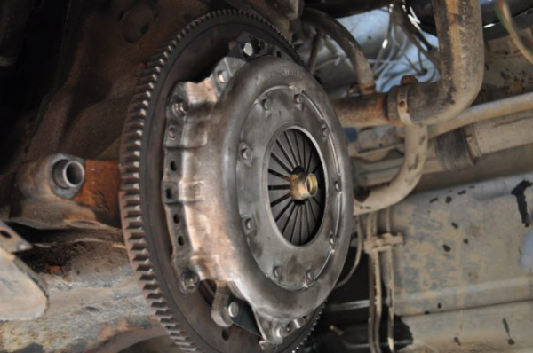 Почему буксует сцепление автомобиля: основные причины и ремонт