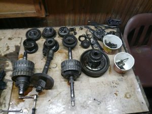 Почему возникают проблемы с включением задней передачи