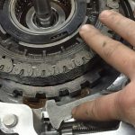 При включении коробки автомат машина дергается: основные причины