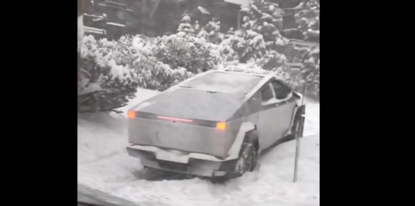 Видео с застрявшим в снегу электропикапом Tesla Cybertruck становится вирусным 