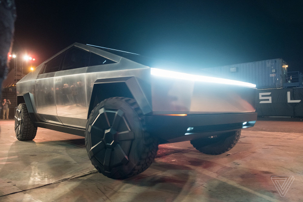 Видео с застрявшим в снегу электропикапом Tesla Cybertruck становится вирусным 