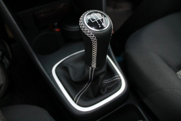 Замена чехла рычага КПП и ручки переключения передач: что нужно знать