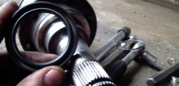 Замена сальника на коробке передач