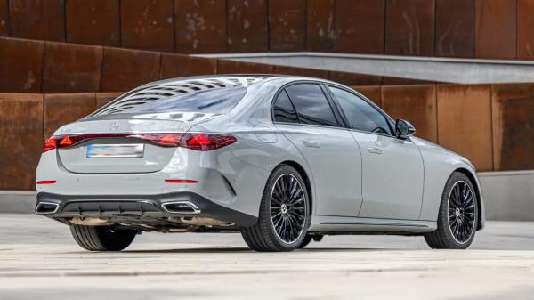 Россиянам предложили седаны Mercedes-Benz E-Class нового поколения: доступны бензиновые и дизельные версии