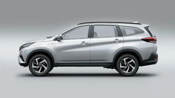 В РФ привезли недорогую и надежную 7-местную модель Toyota