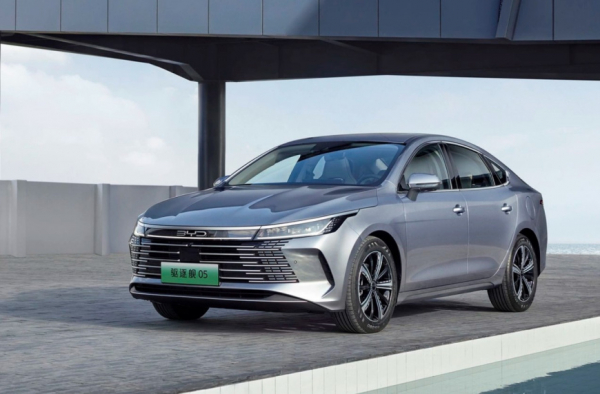 Китайский BYD запустил продажи бюджетного гибридного седана Qin Plus