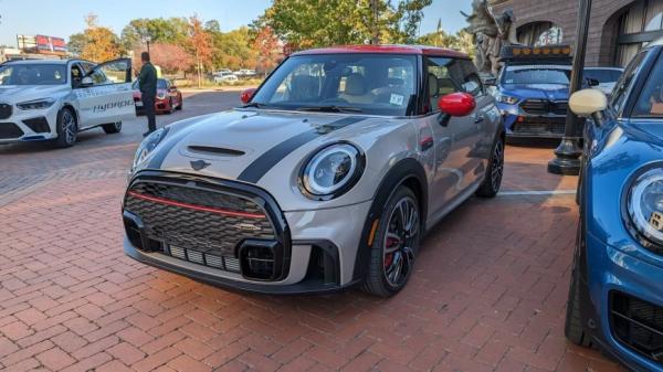 Rivian возглавил, а Infiniti провалился в исследовании удовлетворенности автовладельцев