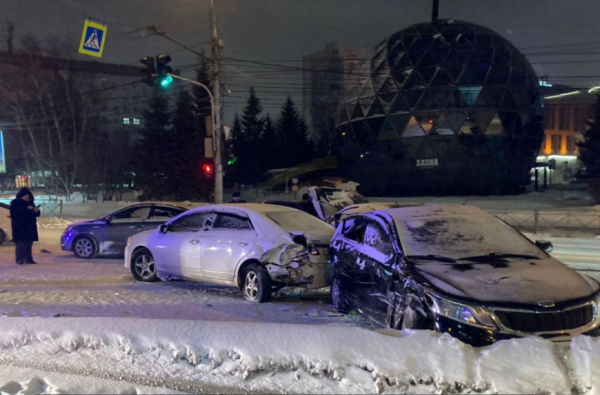 В Новосибирске Mercedes сильно протаранил четыре автомобиля
