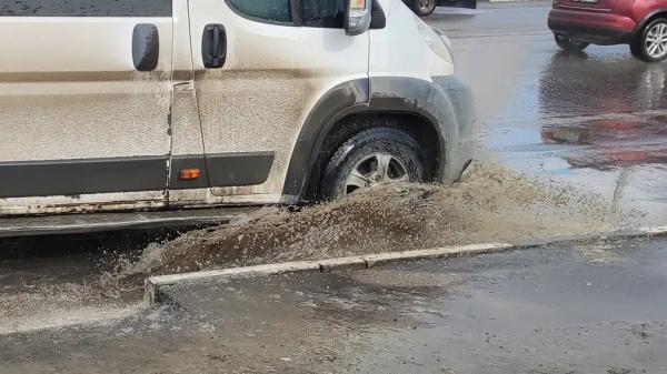 Почему не стоит быстро ездить по лужам &ndash; три опасности &laquo;купания&raquo;