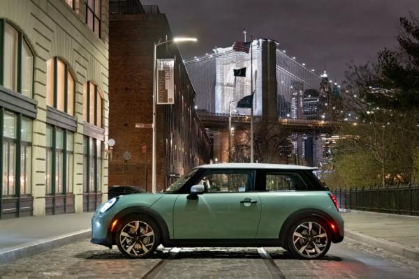 Двухдверный Mini Cooper S 2025 год дебютировал на автосалоне в Нью-Йорке Двухдверный Mini Cooper S 2025 год дебютировал на автосалоне в Нью-Йорке