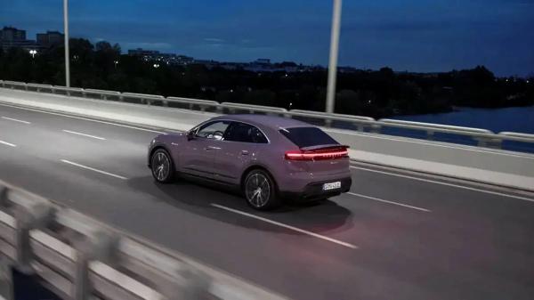 Электрический Porsche Macan предлагают в России без пробега
