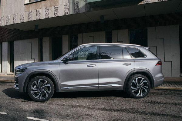 Geely Monjaro или Hyundai Santa Fe: что и как выгоднее купить и обслуживать