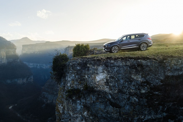 Geely Monjaro или Hyundai Santa Fe: что и как выгоднее купить и обслуживать