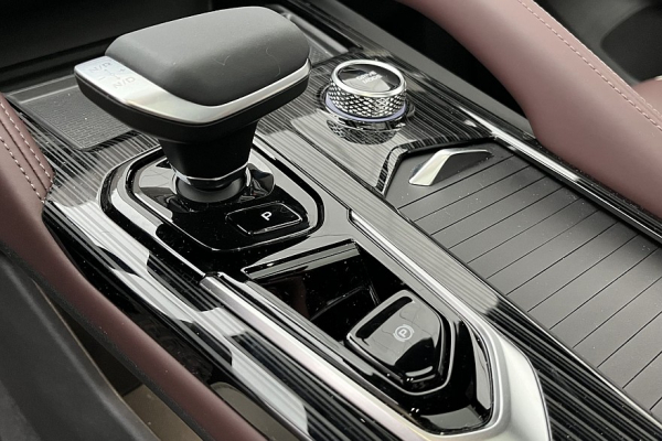 Geely Monjaro или Hyundai Santa Fe: что и как выгоднее купить и обслуживать