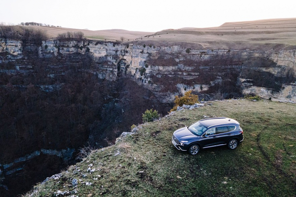 Geely Monjaro или Hyundai Santa Fe: что и как выгоднее купить и обслуживать