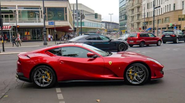 Компания Ferrari зарабатывает на каждой своей машине в 17 раз больше, чем Mercedes-Benz