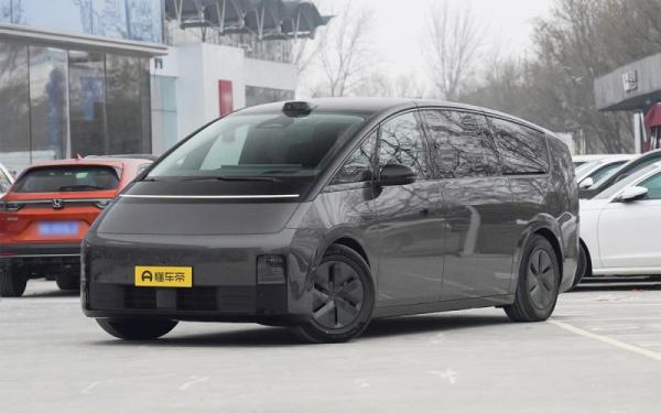 Автодилеры озвучили цены на новые Audi Q5, BMW X1 и Geely по серому импорту