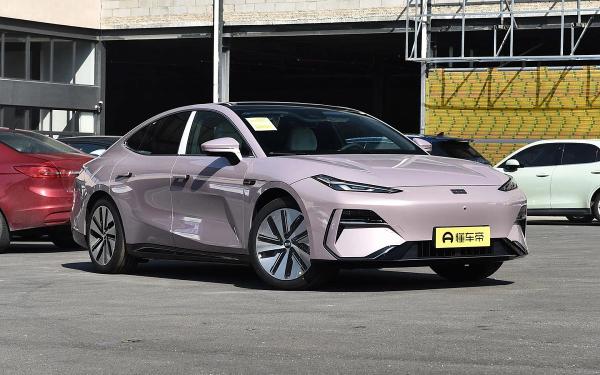 Автодилеры озвучили цены на новые Audi Q5, BMW X1 и Geely по серому импорту