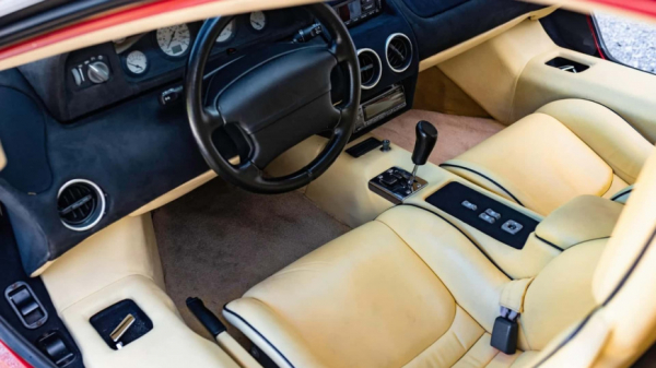 Этот суперкар Vector с двигателем Lamborghini чертовски круто выглядит 