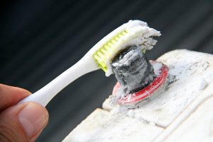 Как чистить клеммы аккумулятора автомобиля и зачем это нужно