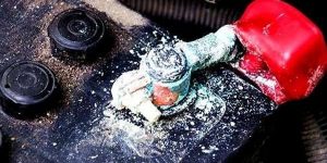 Как чистить клеммы аккумулятора автомобиля и зачем это нужно