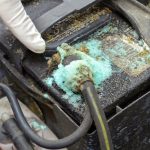 Как чистить клеммы аккумулятора автомобиля и зачем это нужно