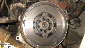 Как снять коробку на автомобиле: снятие МКПП и АКПП