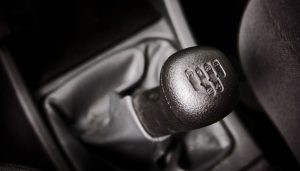 При переключении передач хрустит коробка: возможные неисправности