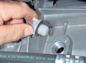 Замена масла в коробке передач Рено Логан своими руками