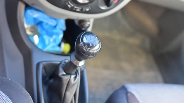 Не делай так, если водишь авто на механике: названы 4 распространенные ошибки, убивающие МКПП