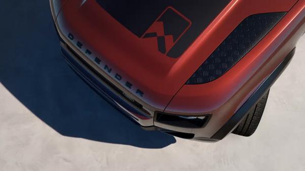 Обновлённый Land Rover Defender получил модификацию с дизельным мотором и спецверсию