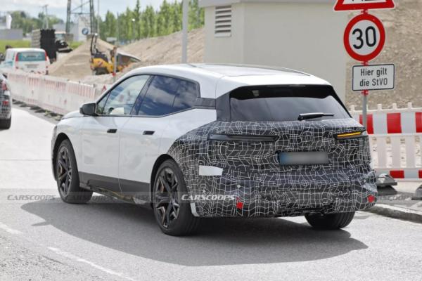 Электрический BMW iX 2026 года получит сияющую фальшрадиаторную решетку 