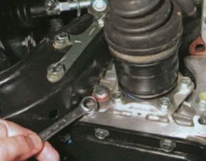 Как поменять масло в коробке Ланос самому: механика и автомат