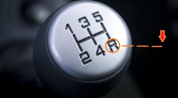 При езде водитель включил заднюю на скорости: что будет с коробкой &laquo;механика&raquo; и &laquo;автомат&raquo;