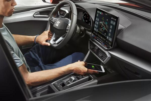 Seat решил обновить хетчбэк и универсал Leon, добавив новые мультимедийку и агрегат