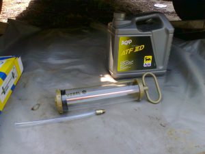 Шприц для заливки масла в коробку передач: особенности и выбор