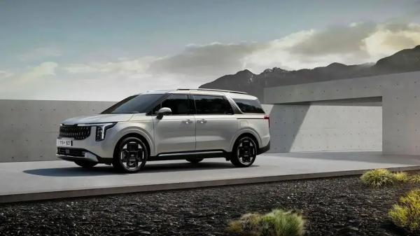 Рестайлинговый KIA Carnival с бензиновым мотором появился в России