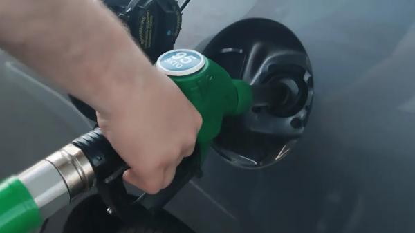 Ситуация серьёзнее, чем кажется - что случится, если на кузов автомобиля пролить бензин