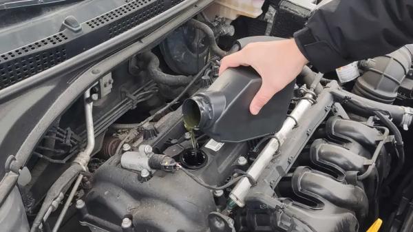 Долил масло в двигатель, а оно вспенилось &ndash; эксперт объяснил, почему так бывает