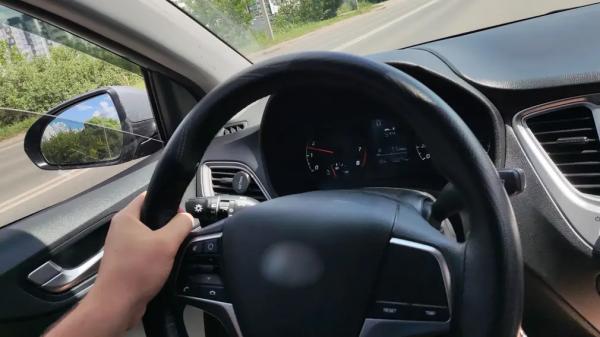 Водителям подсказали три полезных упражнения за рулём машины