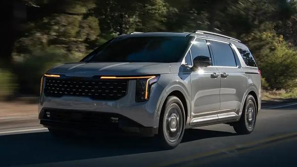 Рестайлинговый KIA Carnival с бензиновым мотором появился в России